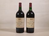 deux bouteilles de vin rouge posées l'une à côté de l'autre sur une table