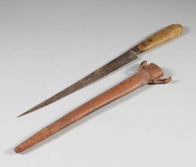 une paire de couteaux anciens à manche en bois posés sur une surface blanche