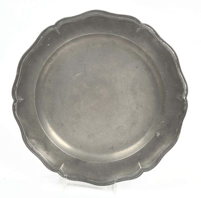 un plateau d'argent sur une table blanche avec un fond blanc