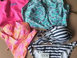 un lot de maillots de bain disposés sur une boîte en carton
