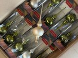 une boîte de décorations de Noël sur laquelle figure une horloge