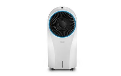 un climatiseur blanc et bleu posé sur un sol blanc