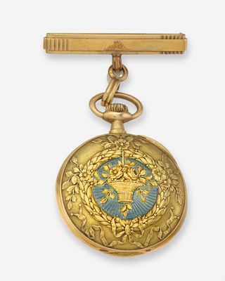 une image représentant une montre de poche en or avec un cadran en émail bleu