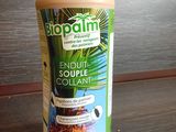la bouteille de liquide est posée sur une table en bois
