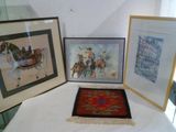 trois photos encadrées de chevaux et un tapis sur une table