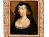 portrait d'une femme en robe noire portant un collier de perles