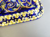 une boîte bleue et dorée posée sur une table