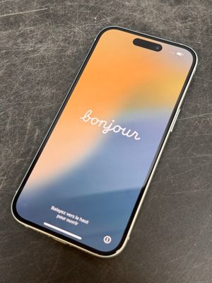 un gros plan d'un iPhone posé sur une table, avec un arrière-plan flou