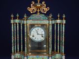une horloge posée sur une table