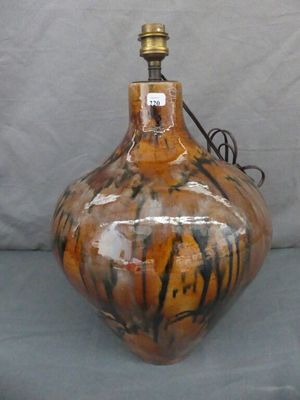 un vase posé sur une table avec une lampe dessus