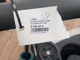une étiquette apposée sur le guidon d'un scooter