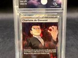 un gros plan d'une carte dans un étui en plastique posé sur une table