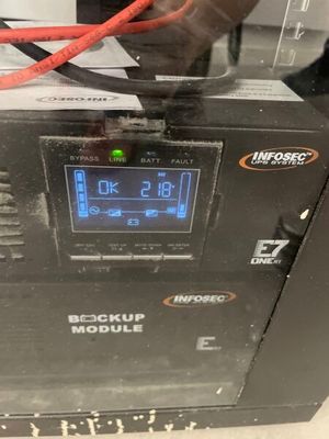 une horloge située sur le côté d'une machine