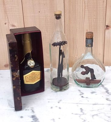 trois bouteilles sur lesquelles figurent les portraits d'un homme et d'une femme