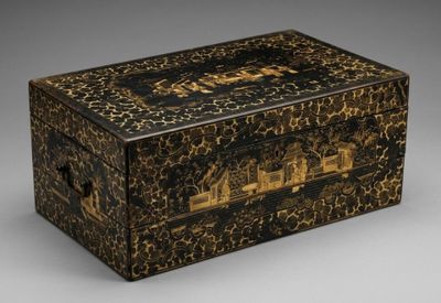 une boîte noire et dorée sur laquelle figure une image de personnes