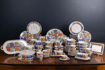 une table avec beaucoup d'assiettes et de tasses