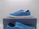 une paire de baskets bleues posée sur une boîte