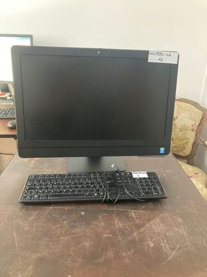 une image représentant un ordinateur de bureau posé sur un bureau en bois