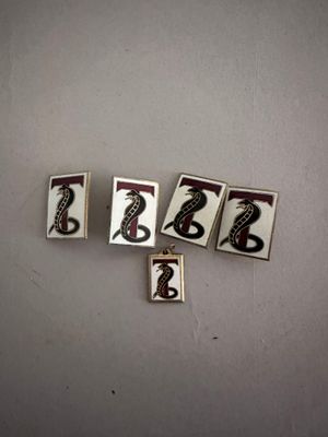quatre carreaux différents représentant des hippocampes, posés sur une table