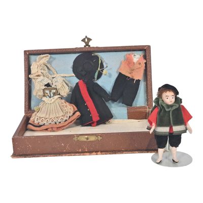 une petite figurine représentant un homme et une femme, dans une valise