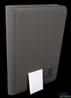 un gros plan d'un classeur gris muni d'un bouton