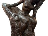 statue d'une femme assise sur une chaise, les jambes croisées