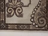 une photo d'une photo d'un tapis orné d'un motif