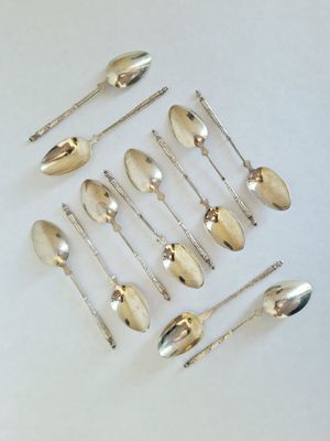 beaucoup de cuillères en argent et de cuillères à soupe sur une table