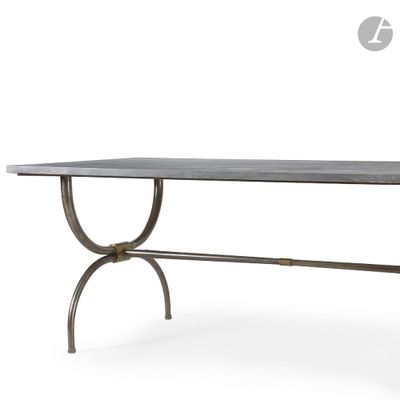 La table est en métal et possède un plateau en marbre.