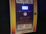 un distributeur automatique installé contre un immeuble