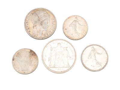 six types de pièces différents sont présentés sur une surface blanche