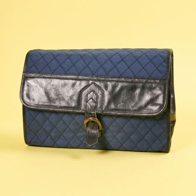 une image représentant un sac à main bleu muni d'un cadenas