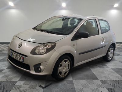 la photo d'une petite voiture argentée garée dans un garage