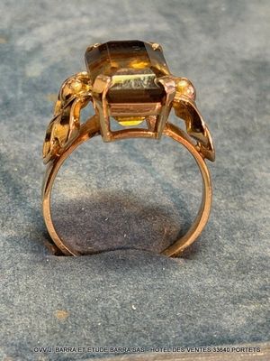 une bague en or sertie d'une grosse pierre verte