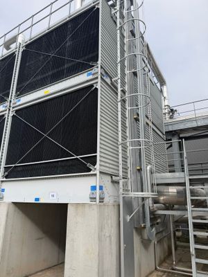 un grand bâtiment auquel mènent de nombreux escaliers