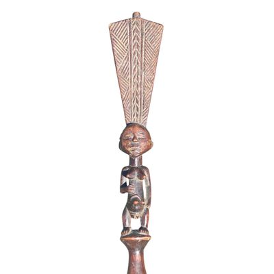 une image représentant une sculpture en bois d'une femme tenant un bébé dans ses bras