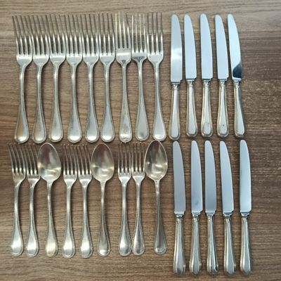 beaucoup de fourchettes et de cuillères sur la table