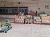 de nombreuses caisses de sodas et de canettes par terre dans le magasin