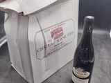 une bouteille de vin et une bouteille de vin posées sur une table