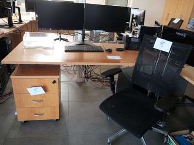 Un bureau mélaminé avec son caisson et fauteuil tissus, en l…