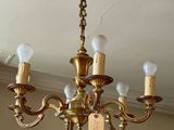 un lustre sur lequel est accrochée une étiquette de prix