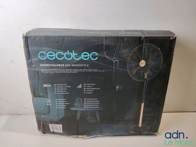 une boîte contenant un ventilateur, posée sur une table