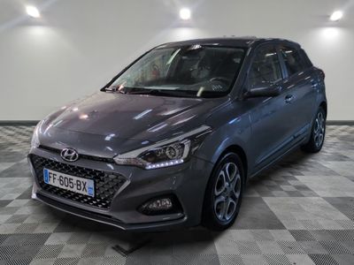 la voiture grise est garée sur un sol en damier dans le garage