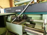 une machine posée sur une table dans une pièce