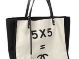 un sac fourre-tout noir et blanc sur lequel est inscrit « 5x5 »