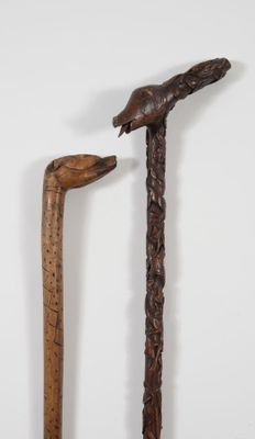 Deux cannes décoratives en bois naturel sculpté, l'une à décor de fleu - Photo 1