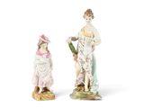 deux figurines représentant des femmes debout l'une à côté de l'autre