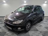 la photo d'une voiture noire garée dans un garage