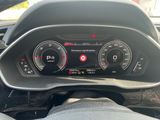 le tableau de bord d'une voiture sur lequel figurent divers indicateurs et chiffres
