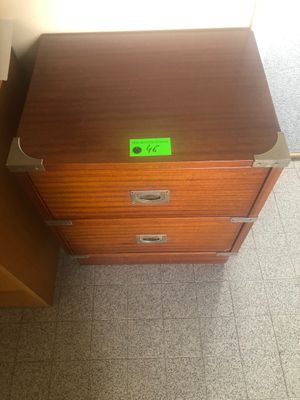 une armoire en bois sur laquelle est apposée une pancarte verte